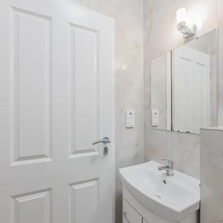 Walk To Old Town Flat, Kitchen, New Bathroom *