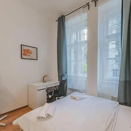 Walk To Old Town Flat, Kitchen, New Bathroom *