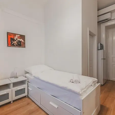 Walk To Old Town Flat, Kitchen, New Bathroom 아파트