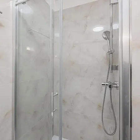 Walk To Old Town Flat, Kitchen, New Bathroom