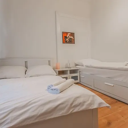 Walk To Old Town Flat, Kitchen, New Bathroom