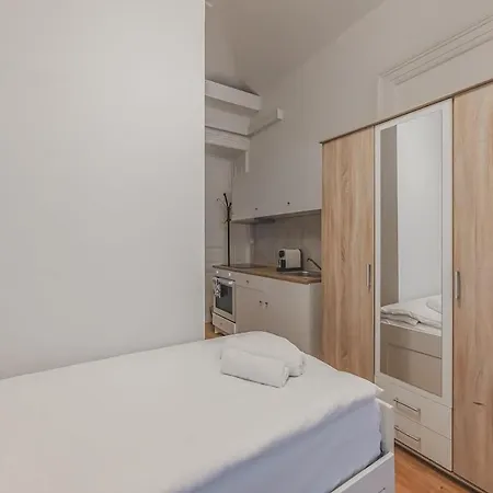 Walk To Old Town Flat, Kitchen, New Bathroom